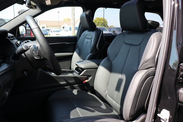 2025 Jeep Grand Cherokee Overland photo 11
