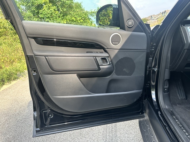 2025 Land Rover Discovery S photo 10