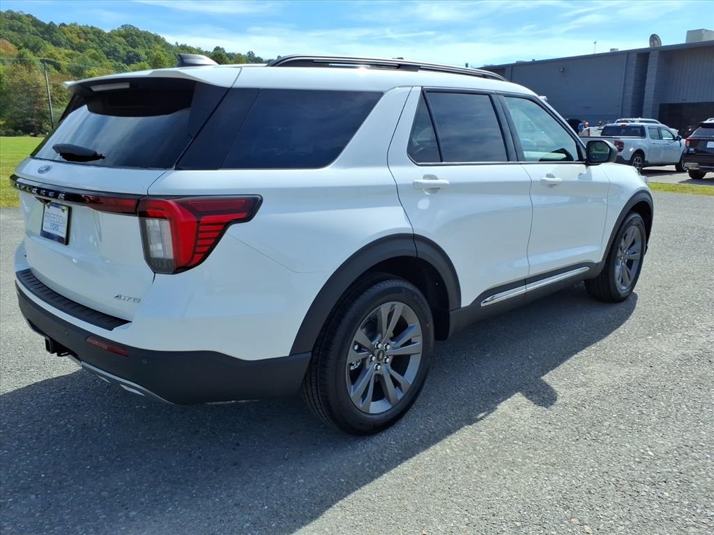 2025 Ford Explorer photo 2