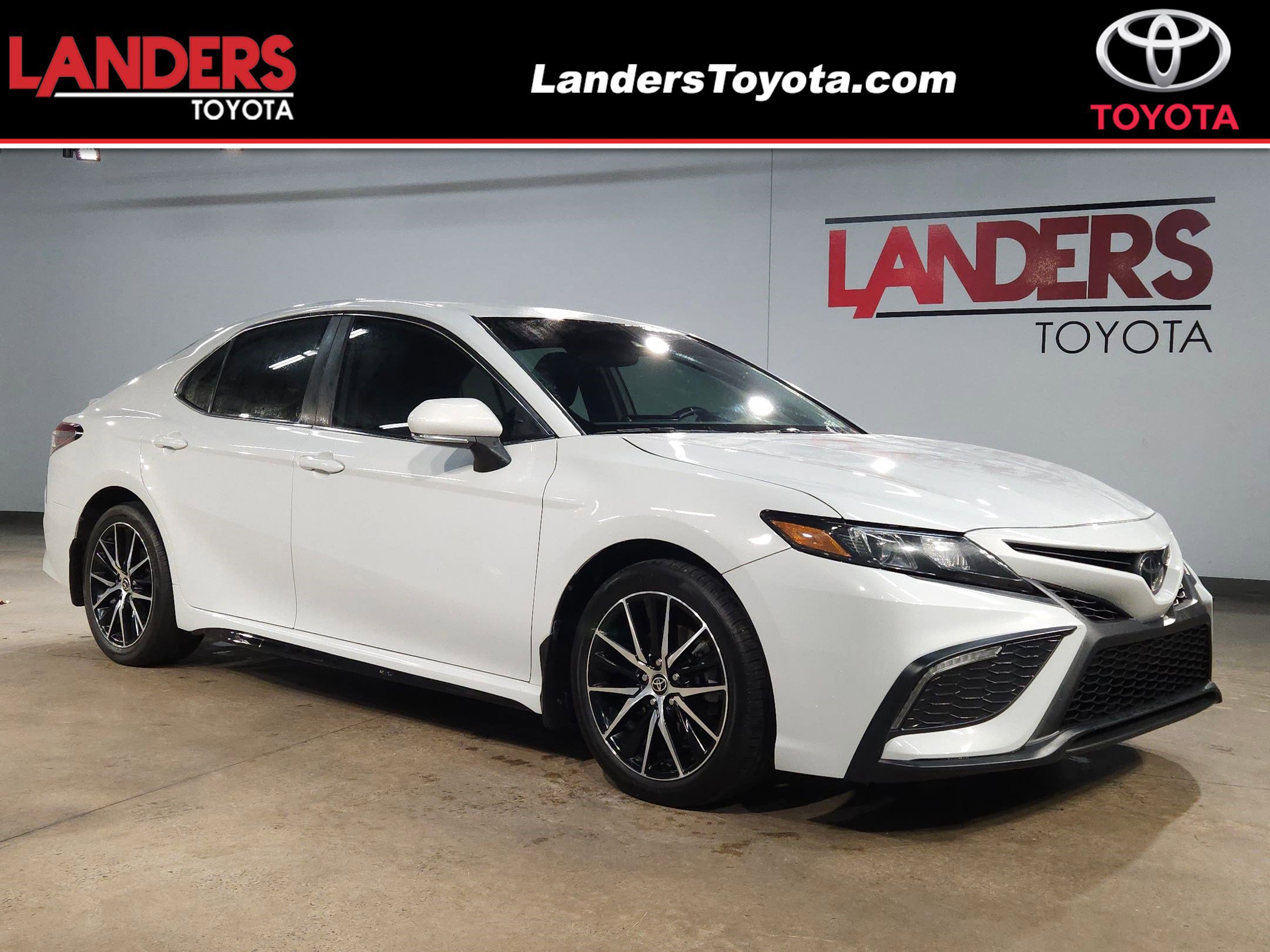 2022 Toyota Camry SE's photo