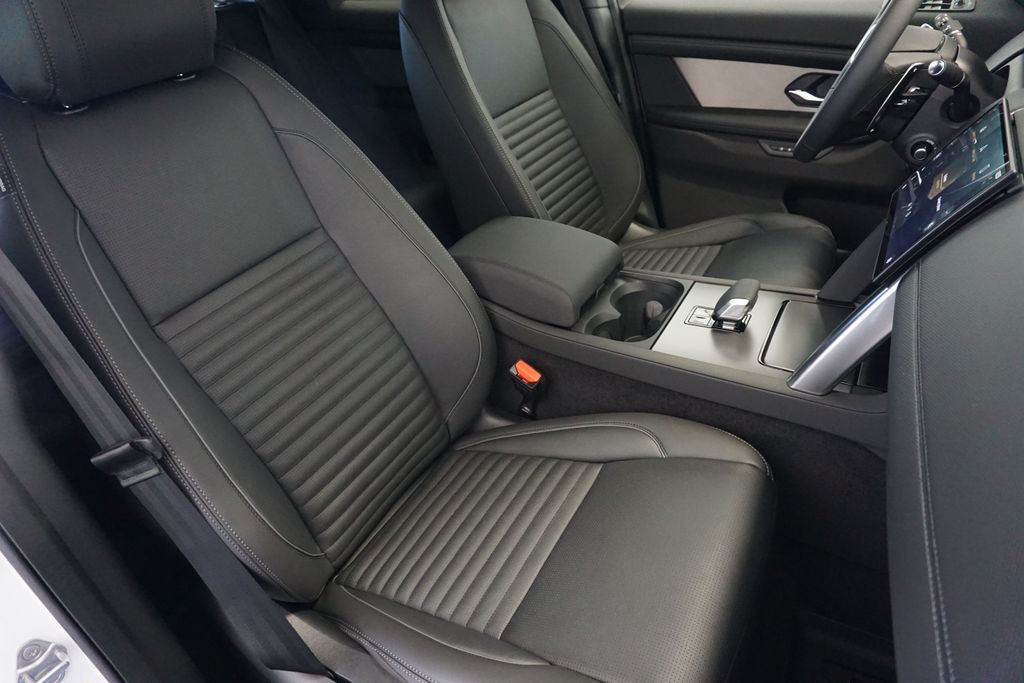 2025 Land Rover Discovery Sport SE photo 23