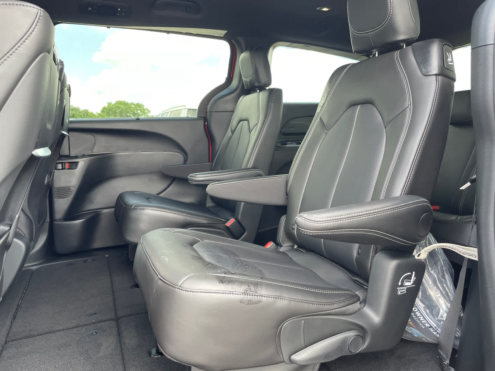 2026 Chrysler Pacifica photo 12
