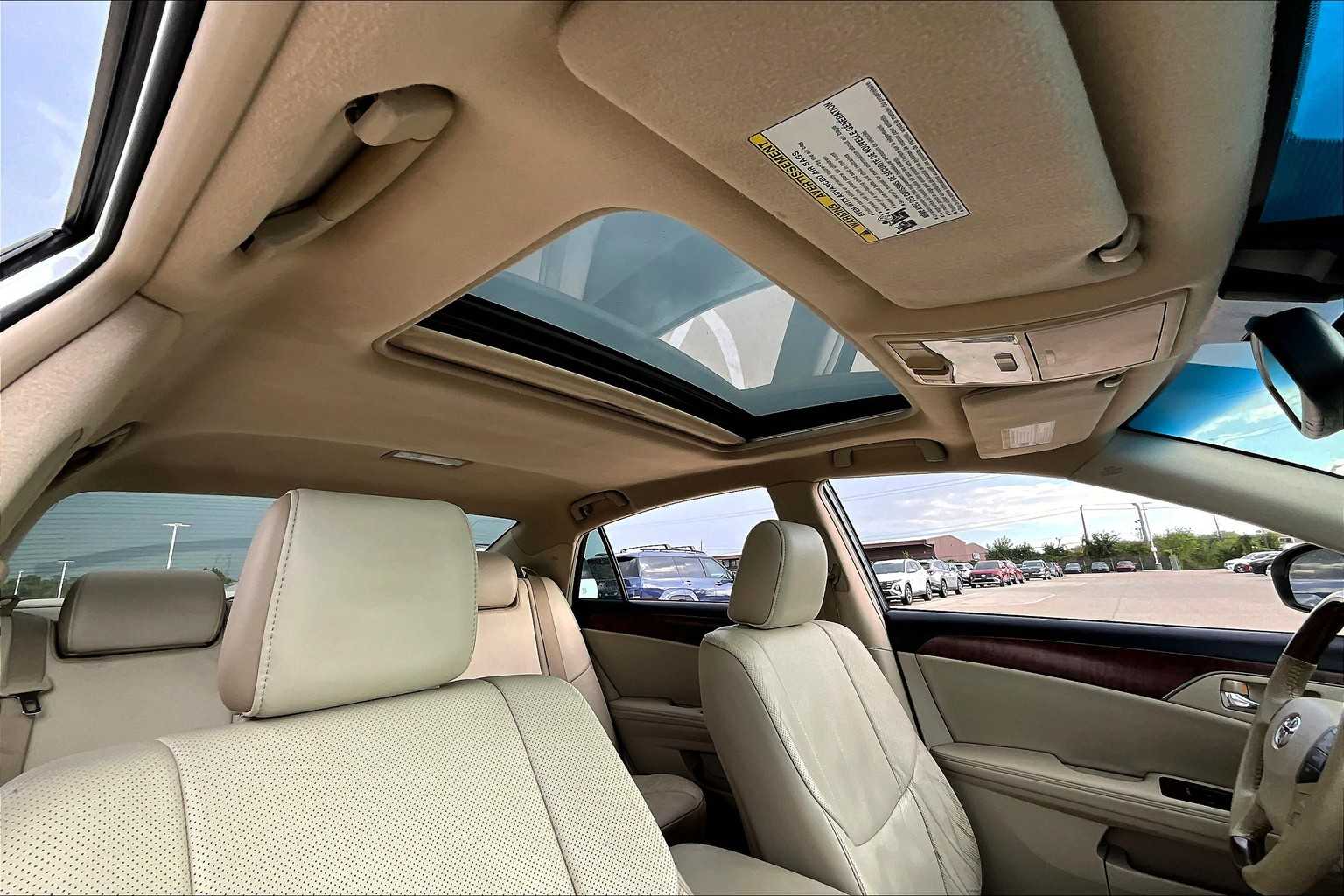 2011 Toyota Avalon Limited photo 12