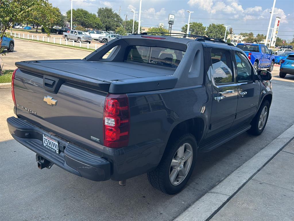 2011 Chevrolet Avalanche LS photo 3