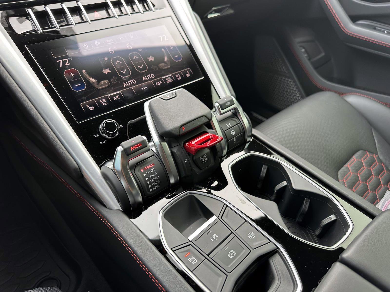 2022 Lamborghini Urus Base photo 25