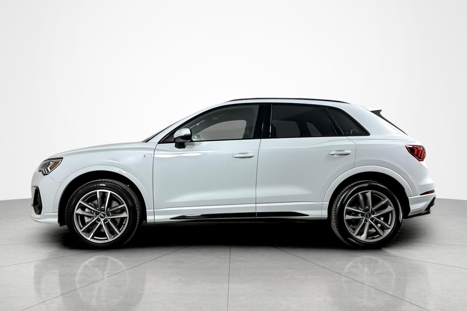 2025 Audi Q3 S line Premium 45 TFSI photo 2