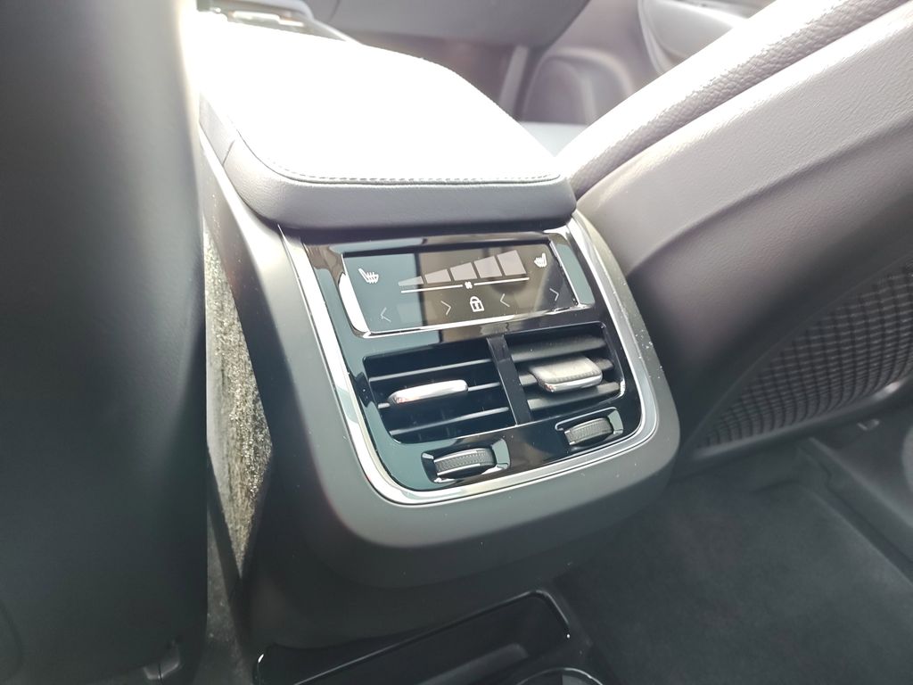 2024 Volvo XC90 Plus photo 32