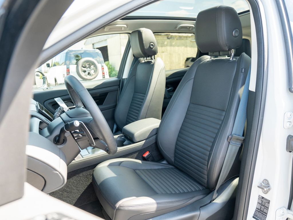 2024 Land Rover Discovery Sport S photo 17