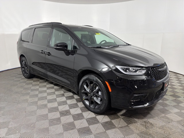 2026 Chrysler Pacifica Select's photo