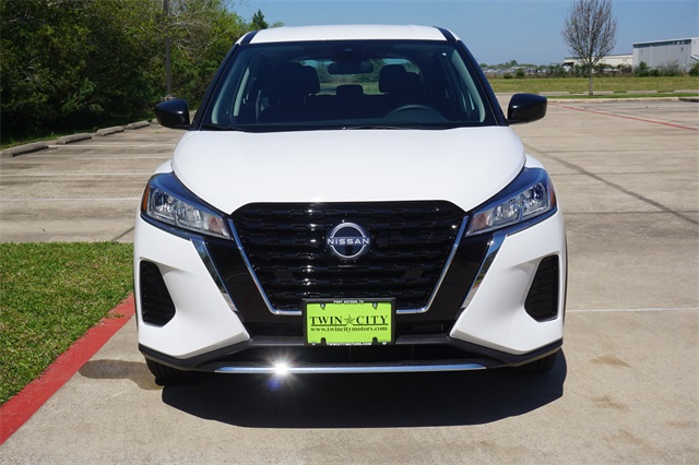 2025 Nissan Kicks Play S photo 2