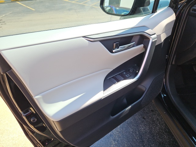 2025 Toyota RAV4 Hybrid XLE photo 22