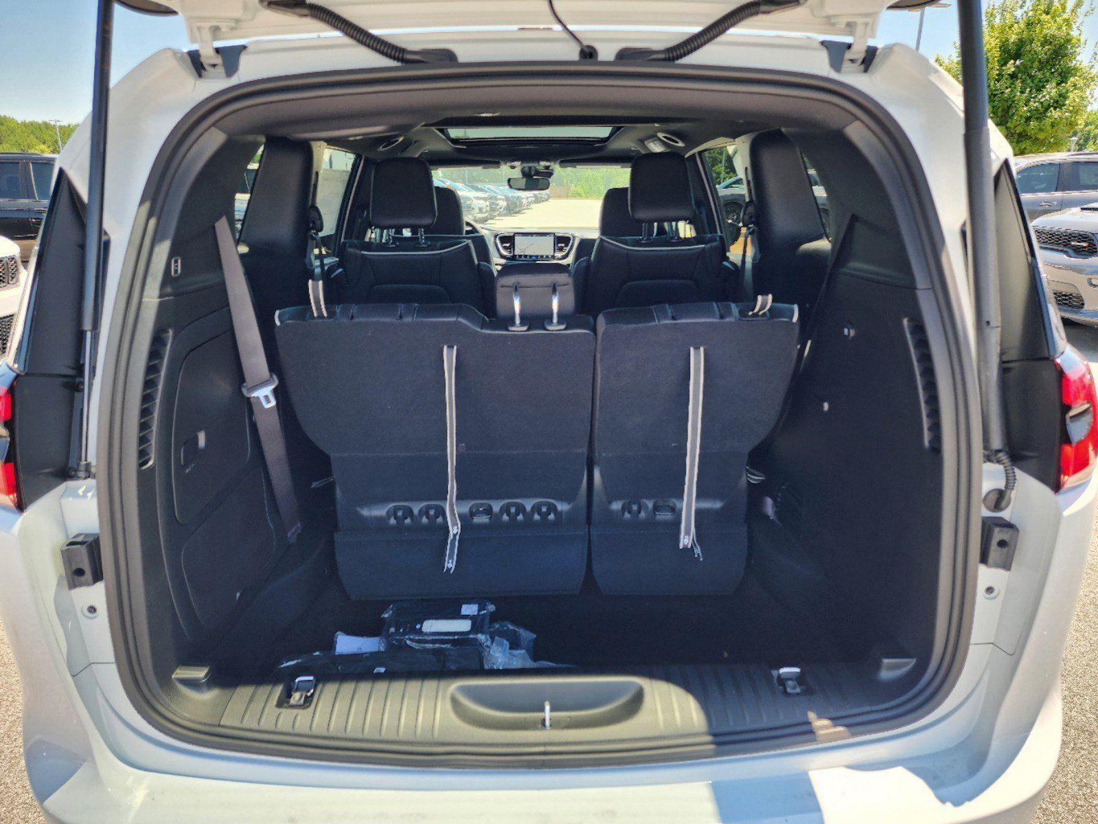 2024 Chrysler Pacifica Hybrid S Appearance photo 3