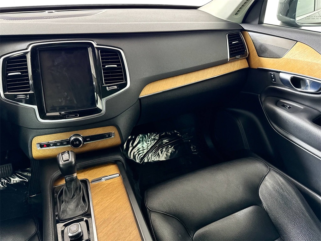 2022 Volvo XC90 T5 Momentum photo 7