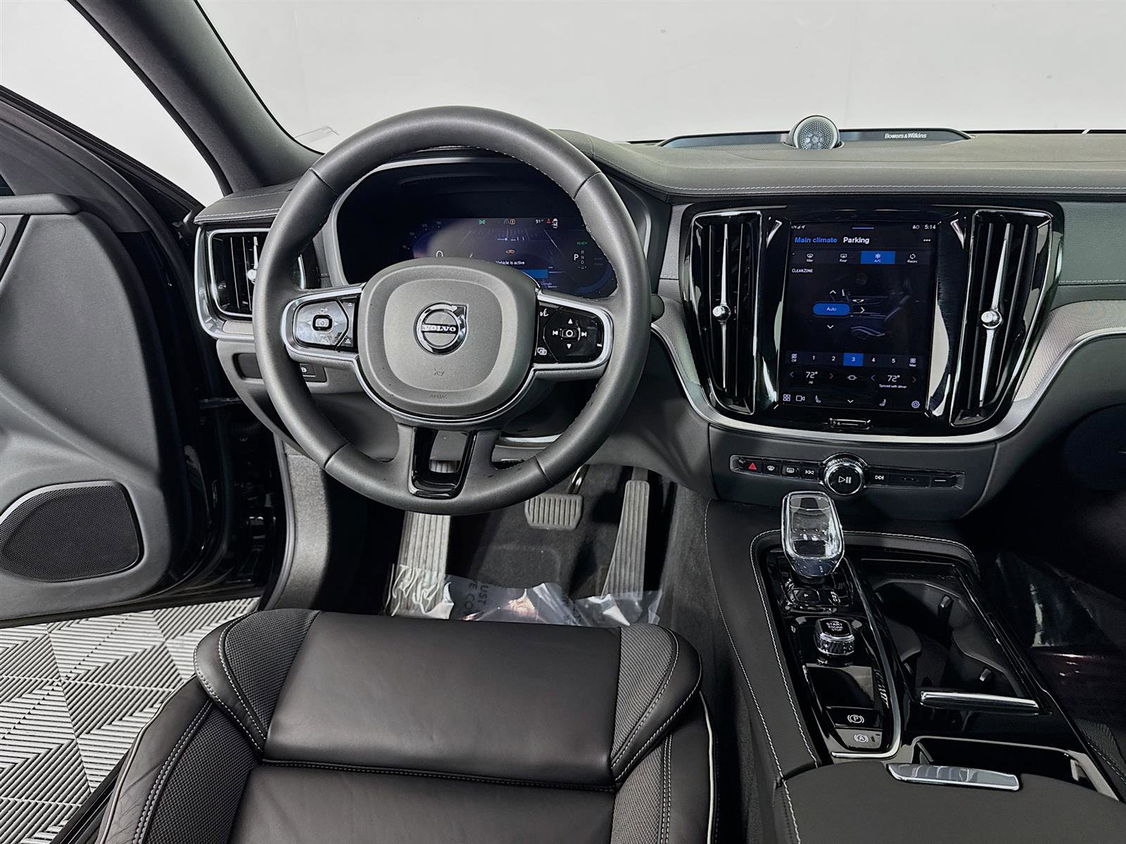 2024 Volvo S60 Recharge Ultimate Black Edition photo 23