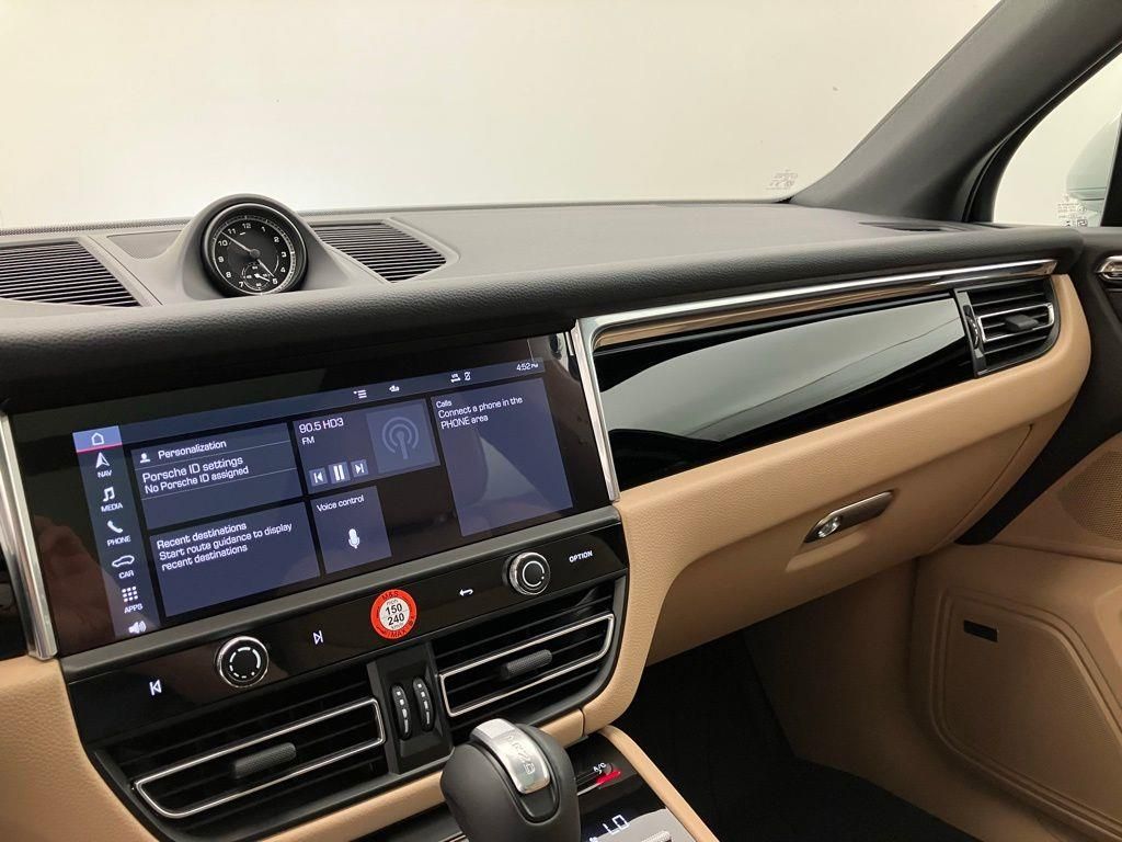 2025 Porsche Macan T photo 21