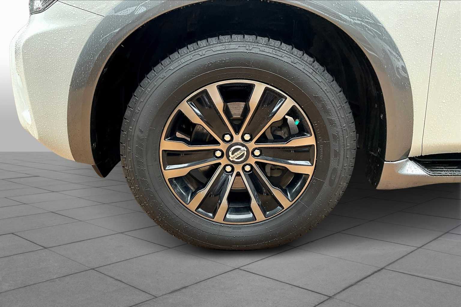 2017 Nissan Armada Platinum photo 10