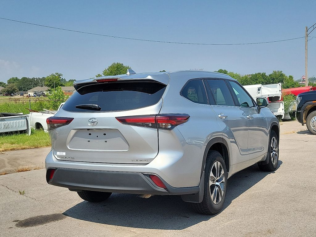 2024 Toyota Highlander XLE photo 3