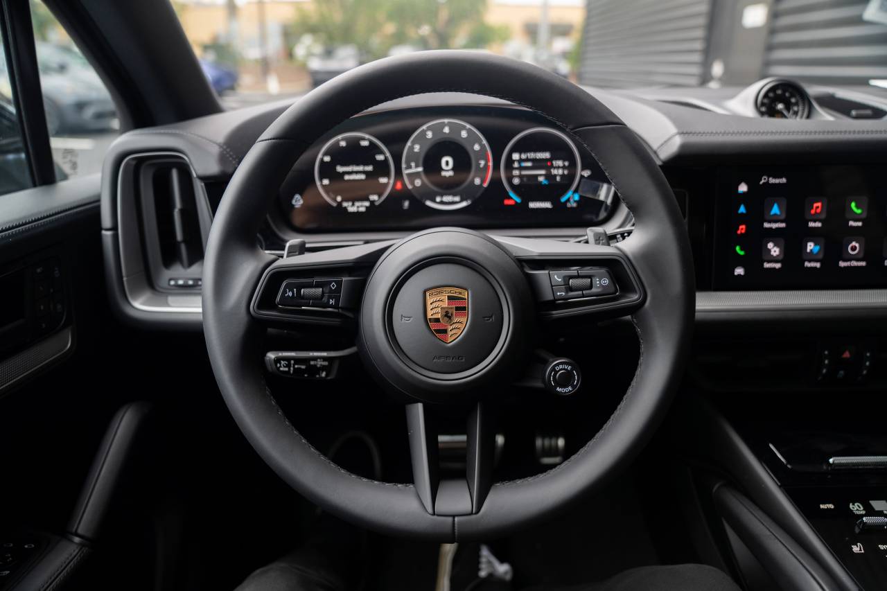 2025 Porsche Cayenne photo 7