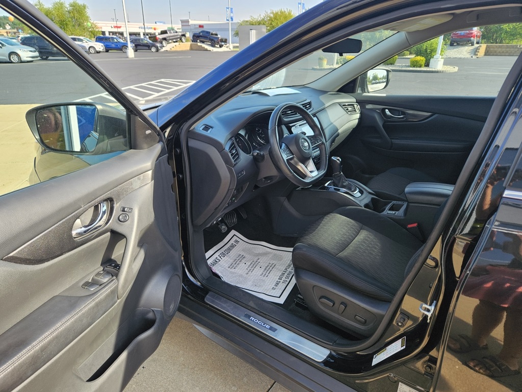 2017 Nissan Rogue SV photo 12