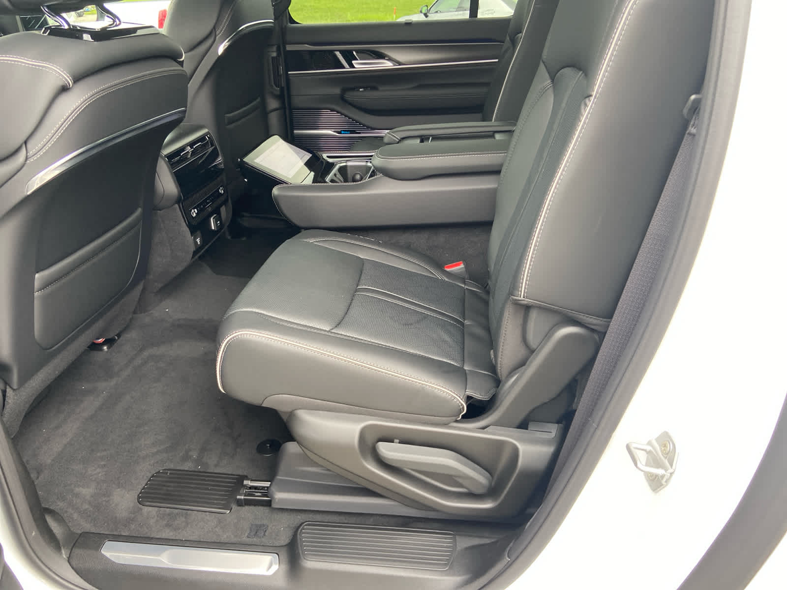 2025 Jeep Grand Wagoneer L II Obsidian photo 8