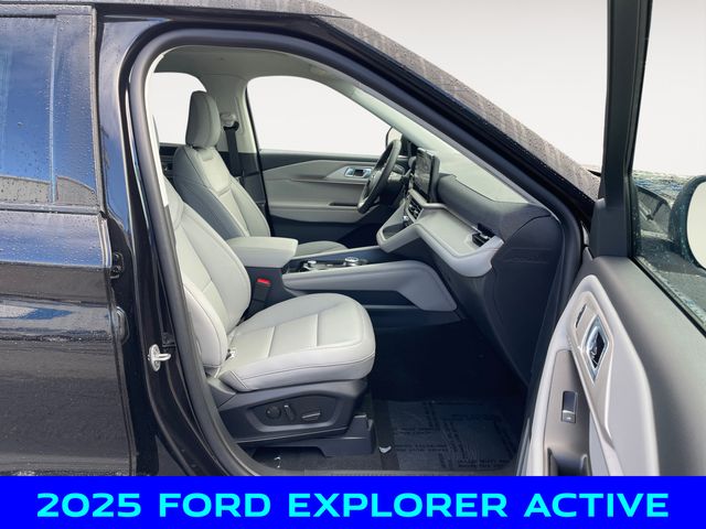 2025 Ford Explorer photo 15