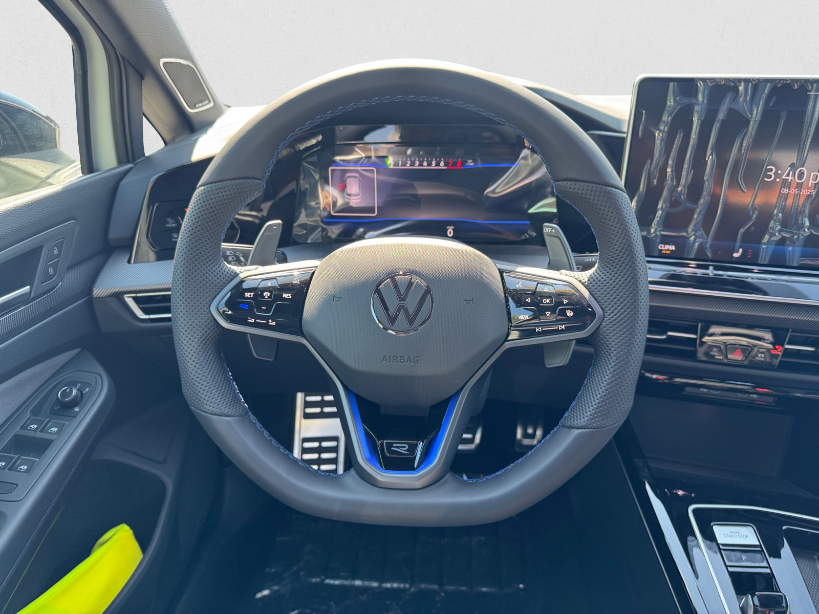 2025 Volkswagen Golf R 2.0 TSI photo 12