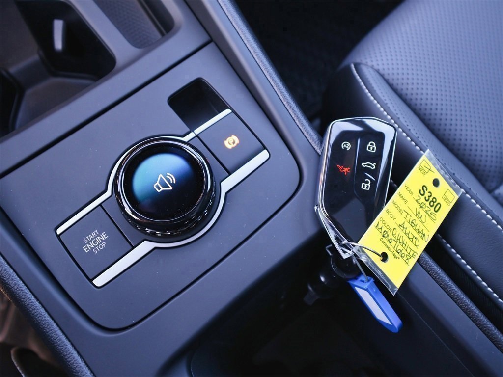 2025 Volkswagen Tiguan SE R-Line Black photo 25