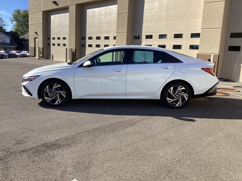 2025 Hyundai Elantra SEL Convenience photo 3