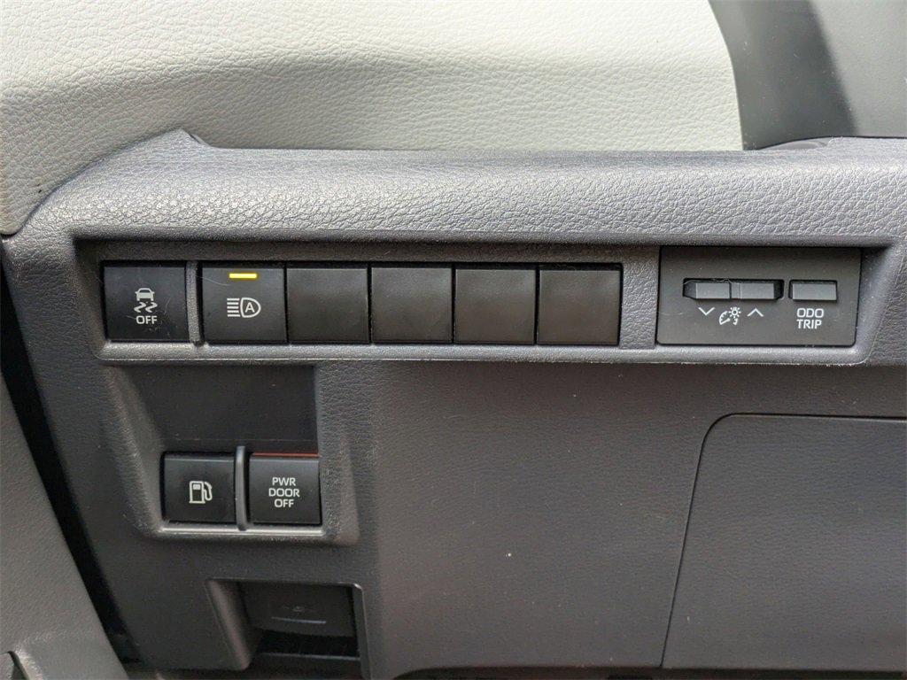 2023 Toyota Sienna XLE photo 26