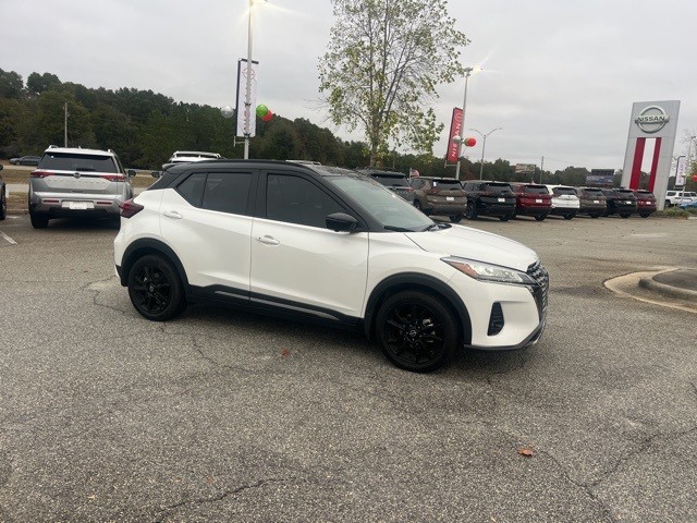 2023 Nissan Kicks SR's photo