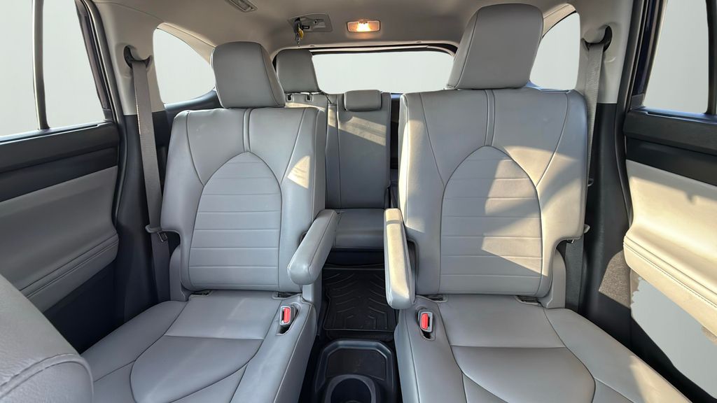 2021 Toyota Highlander XLE photo 10