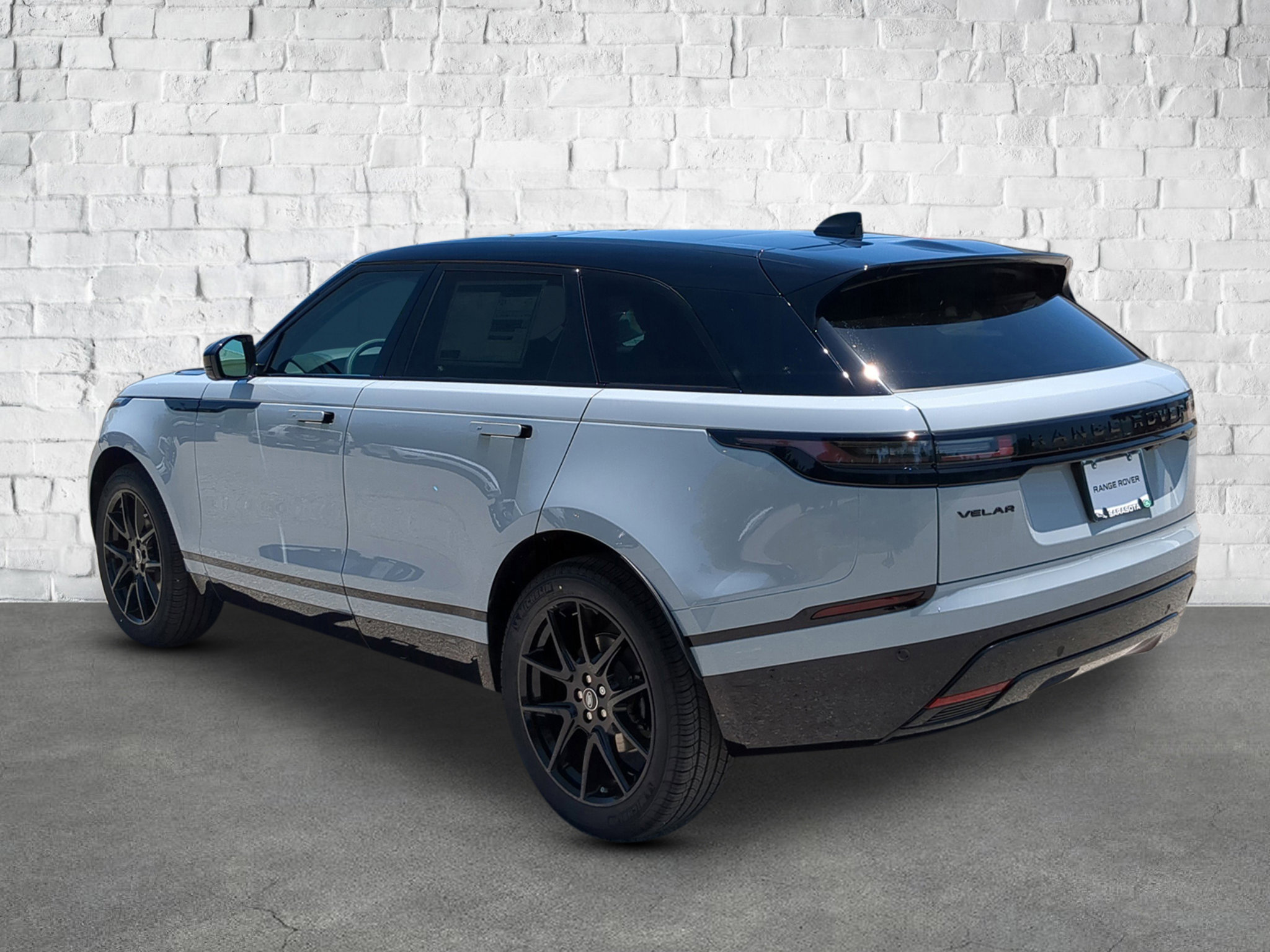 2026 Land Rover Range Rover Velar SE photo 4