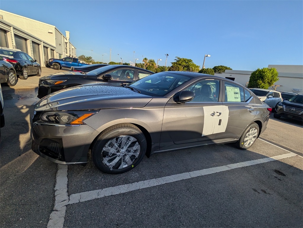 2025 Nissan Altima S photo 3