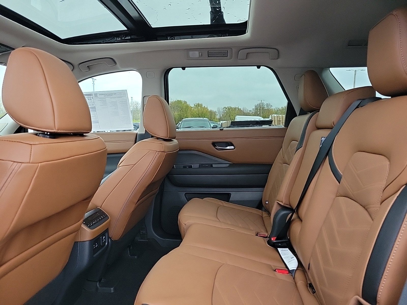 2025 Nissan Pathfinder Platinum photo 9
