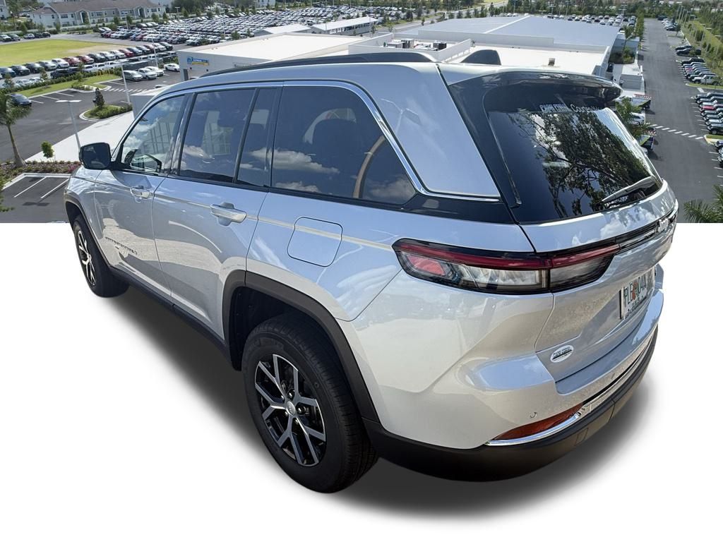 2025 Jeep Grand Cherokee Limited photo 4