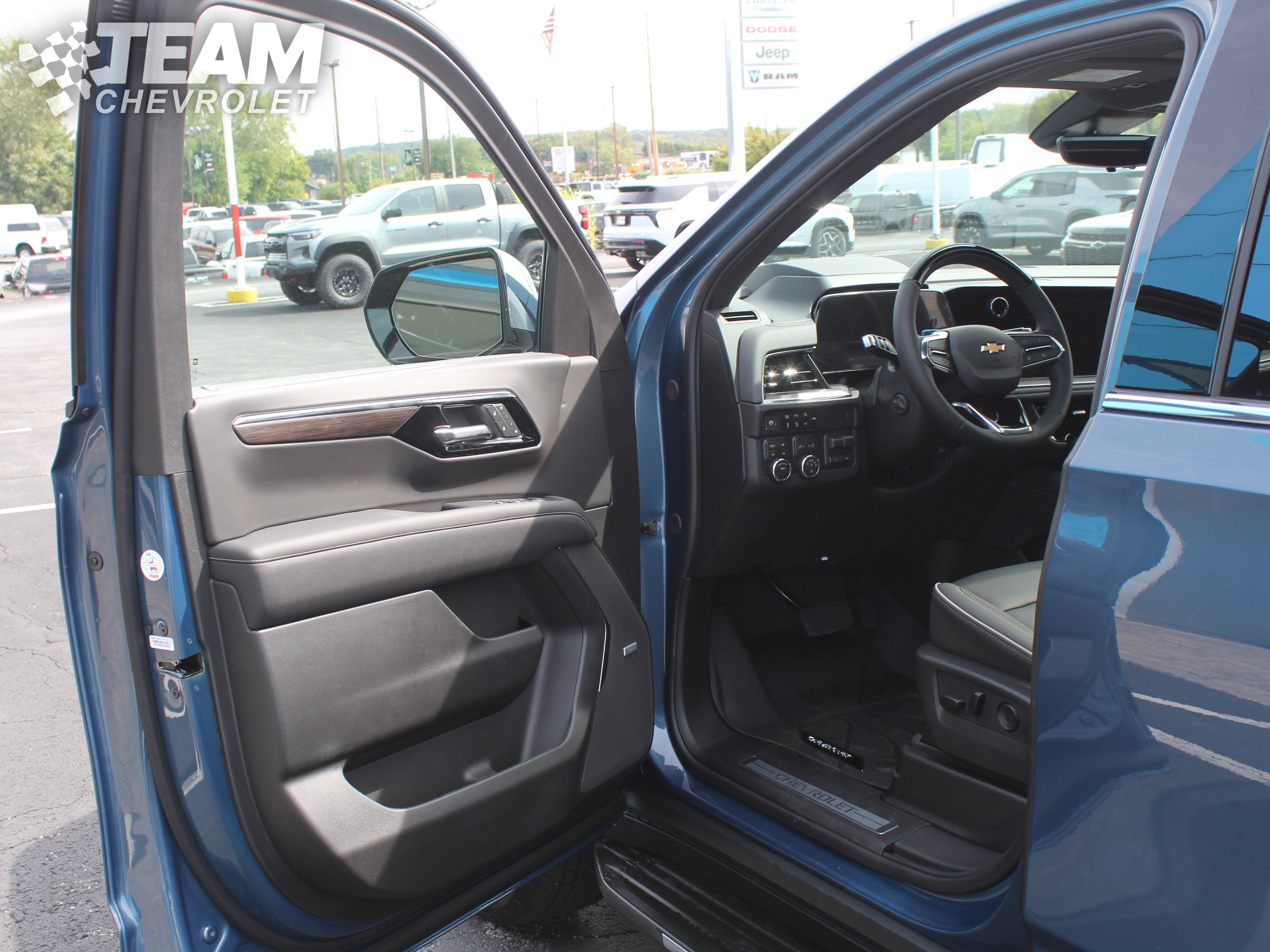 2026 Chevrolet Suburban Premier photo 8