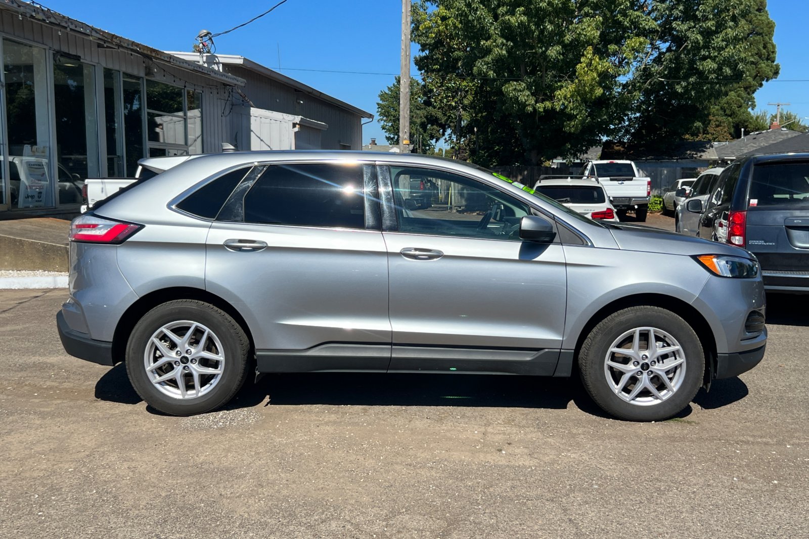 2023 Ford Edge SEL photo 2