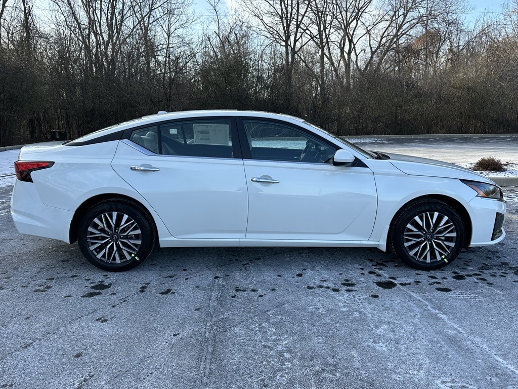 2025 Nissan Altima SV photo 3
