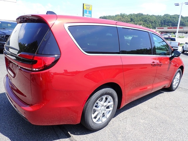 2025 Chrysler Pacifica photo 5