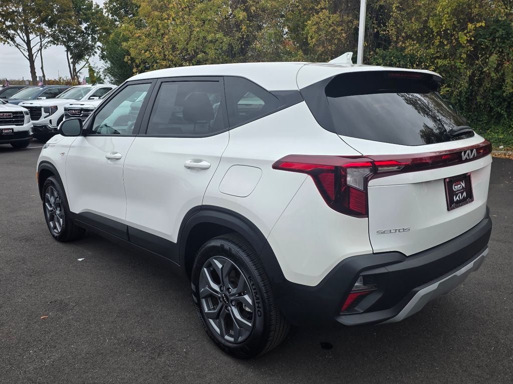 2025 Kia Seltos LX photo 2