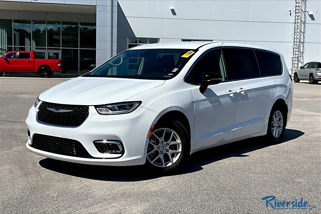 2024 Chrysler Pacifica Touring L photo 3