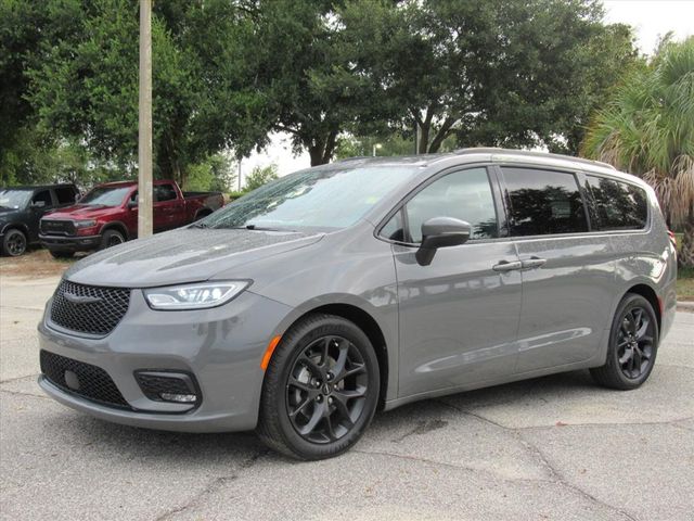 2023 Chrysler Pacifica Touring L photo 3