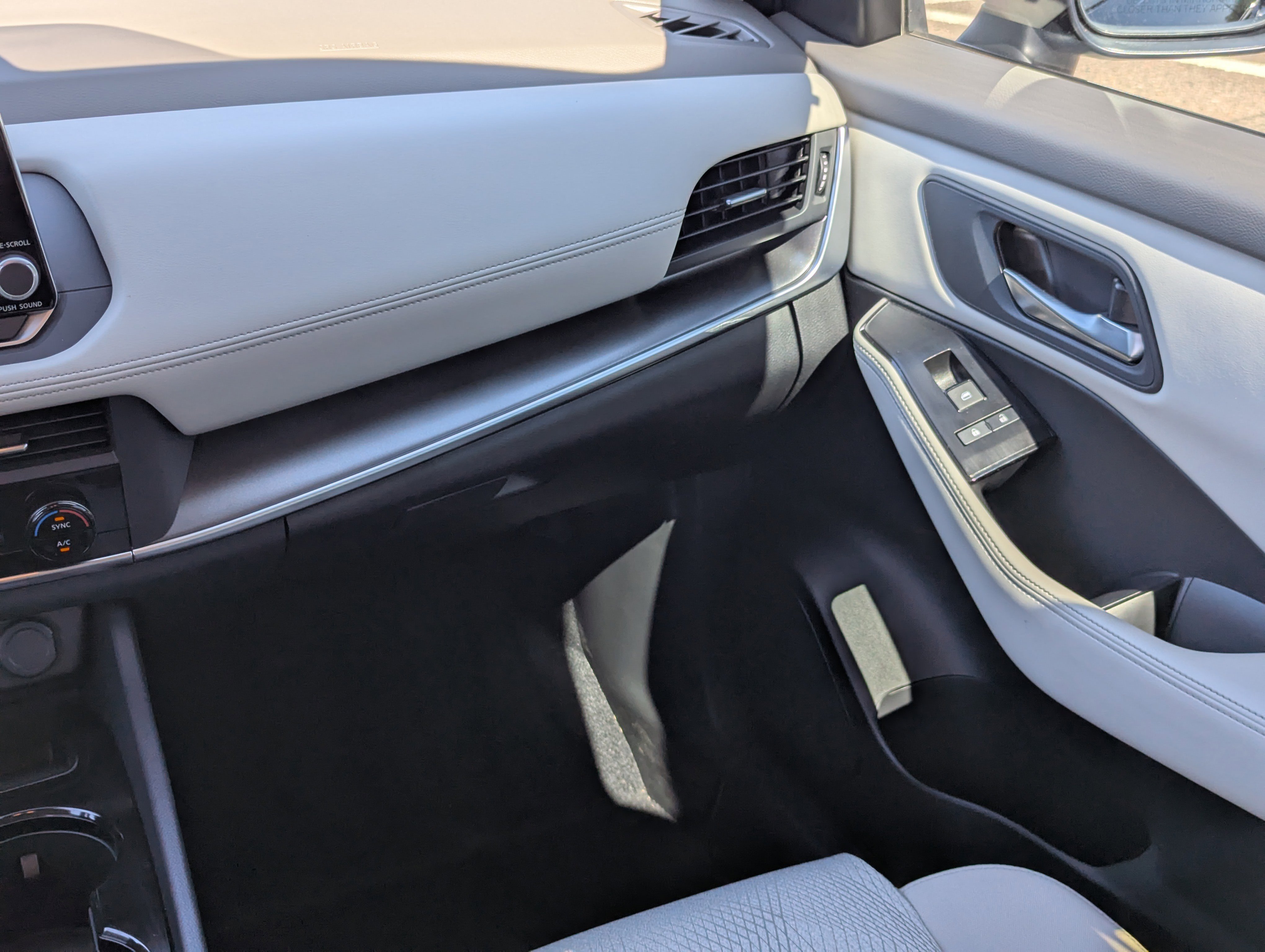 2025 Nissan Rogue SV photo 4