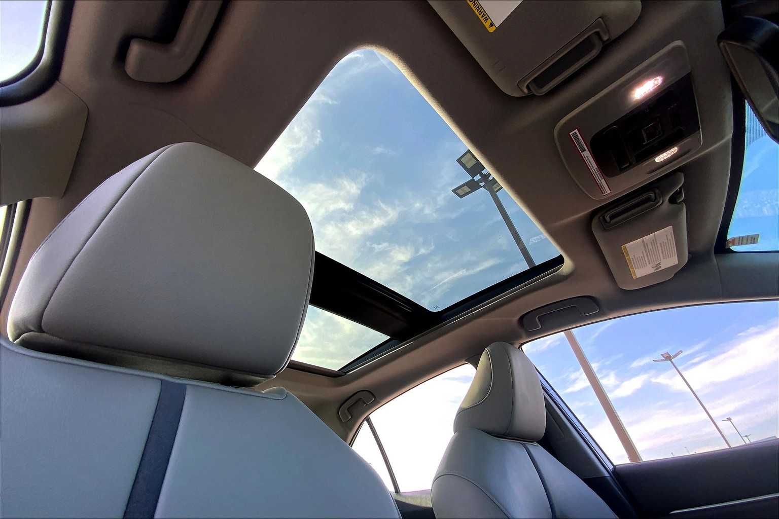 2022 Toyota Camry XLE V6 photo 13