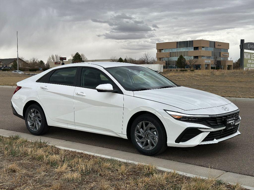 2025 Hyundai Elantra Hybrid Blue photo 3