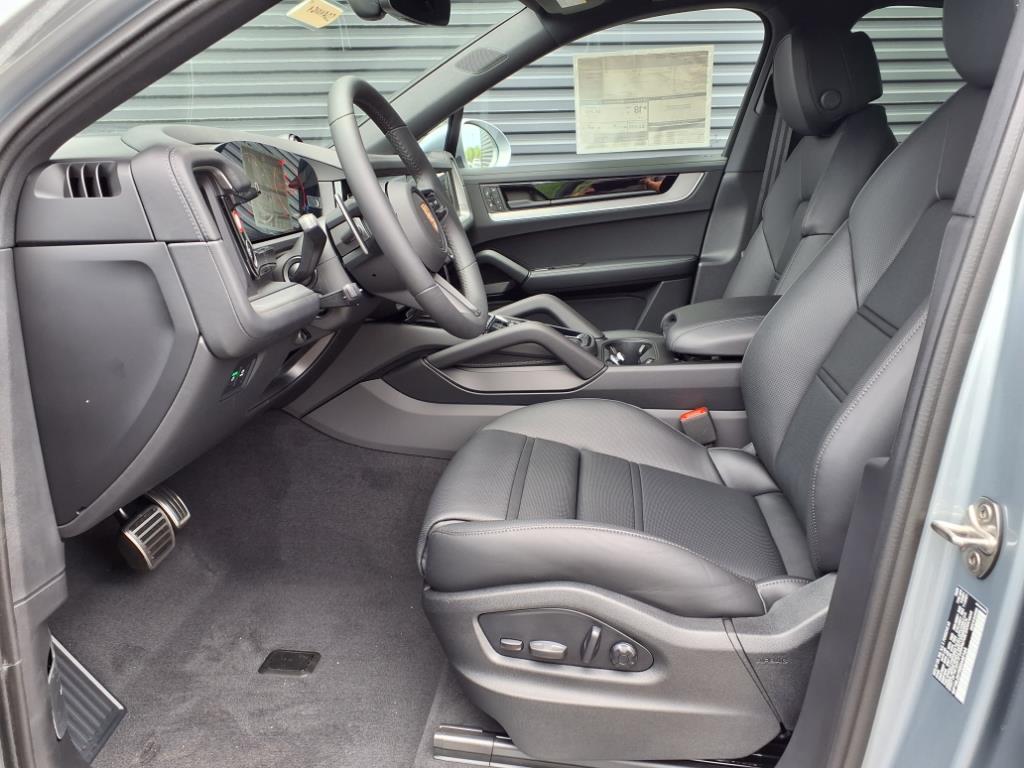 2025 Porsche Cayenne S photo 4