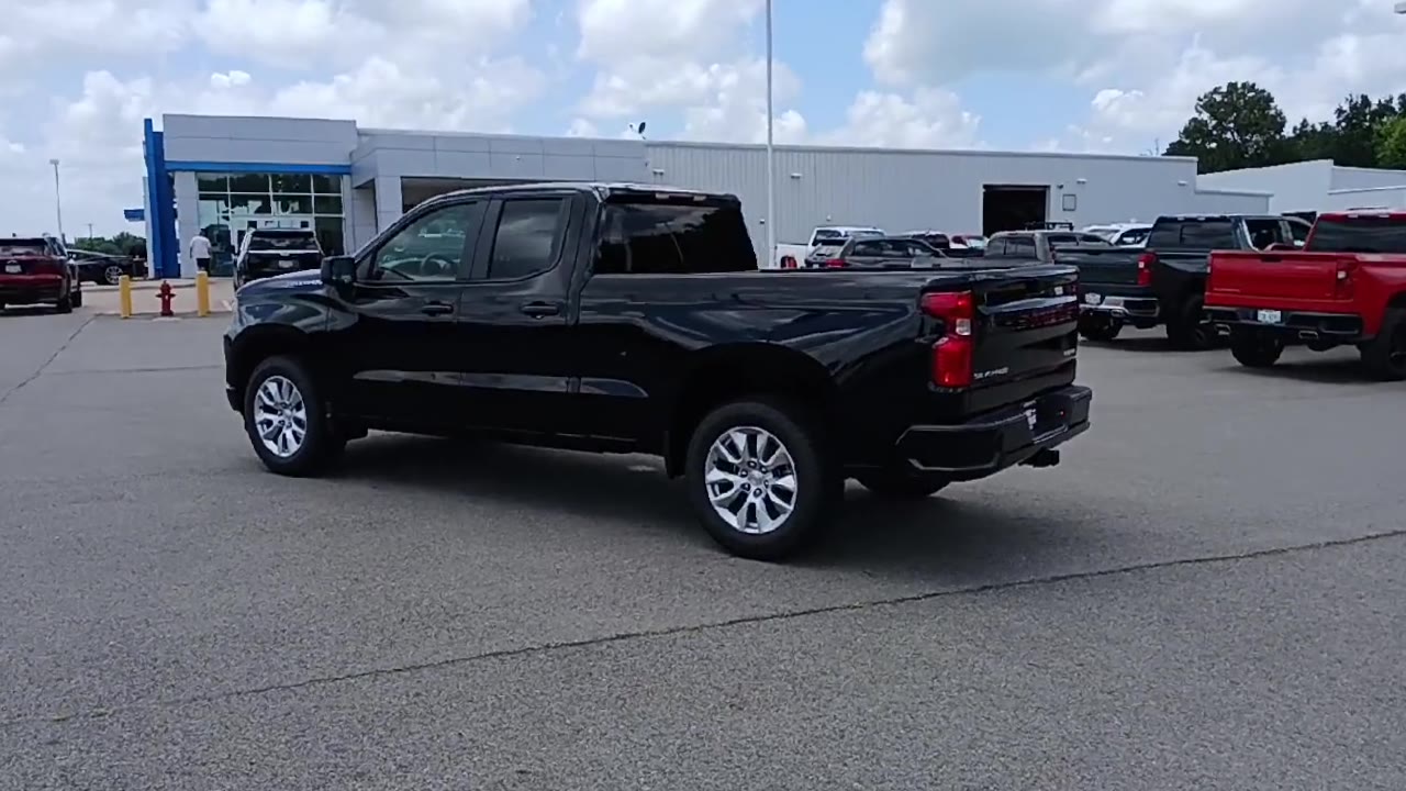 2025 Chevrolet Silverado 1500 Custom photo 6