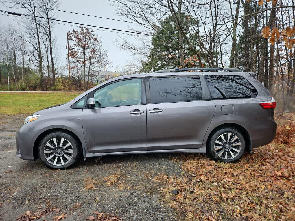 2019 Toyota Sienna Limited XLE Premium photo 2
