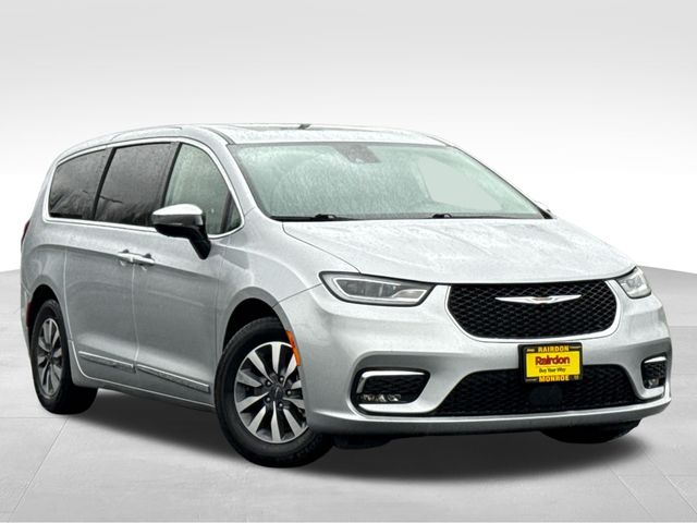2023 Chrysler Pacifica Hybrid Limited's photo