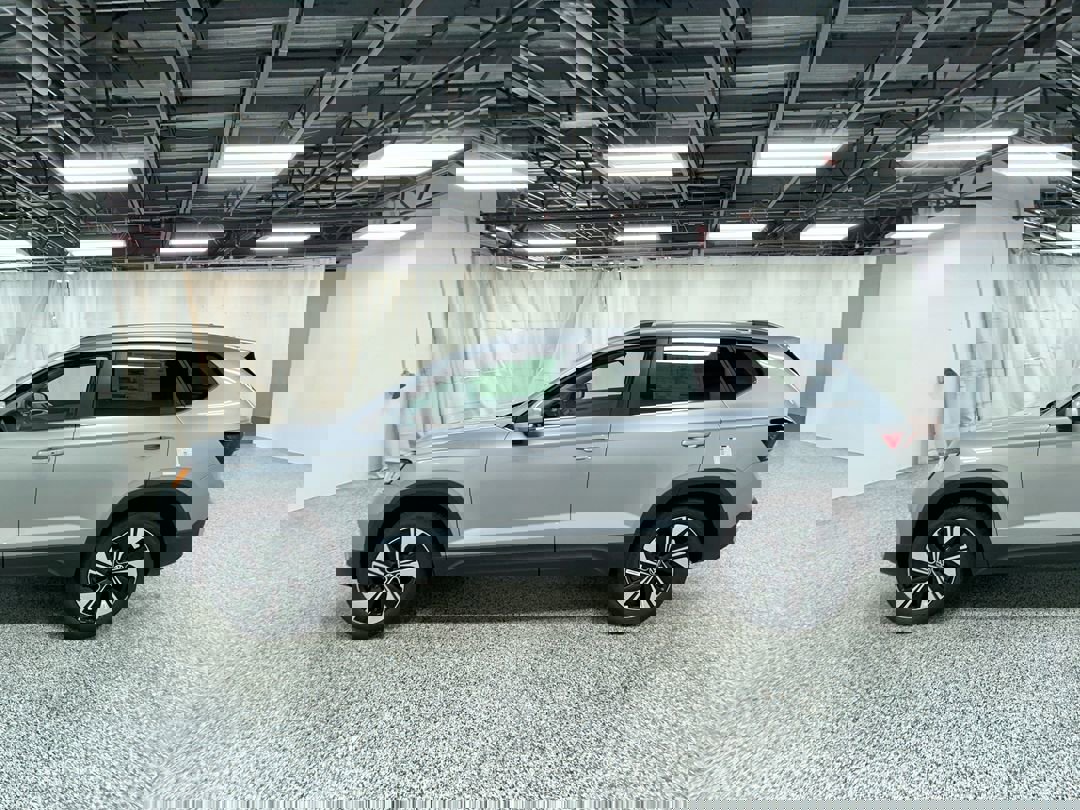 2025 Volkswagen Taos SE photo 3